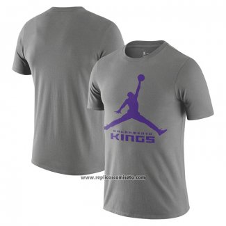 Camiseta Manga Corta Sacramento Kings Essential Jumpman Gris